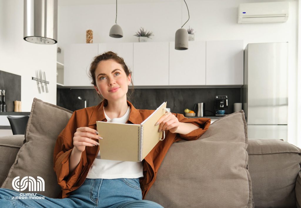 Equipos de Carrier de la serie Cool Easy y Elite instalados en un hogar, destacando su diseño moderno y funcional.