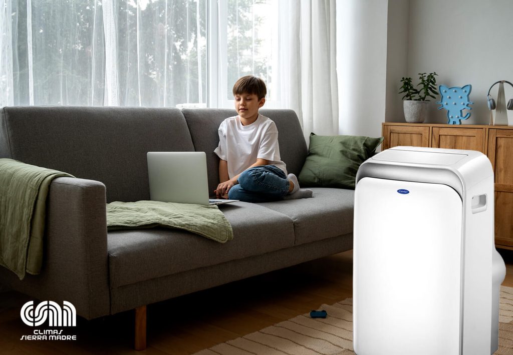 Aire acondicionado portátil inverter Carrier® de 1 tonelada, modelo 52PTC121E, diseño moderno y funcional, ideal para enfriar espacios reducidos.
